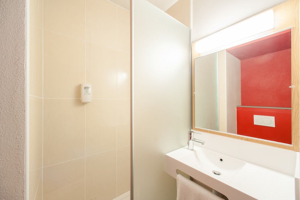 B&B HOTEL PARIS PORTE DES LILA photo 1