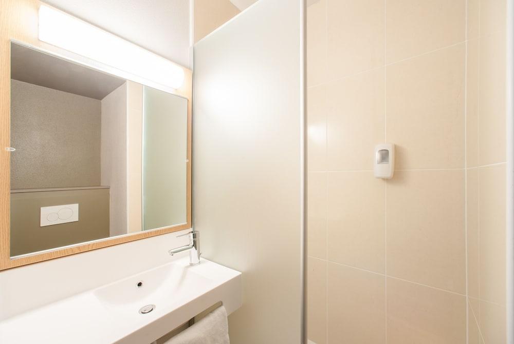 B&B HOTEL PARIS PORTE DES LILA photo 2