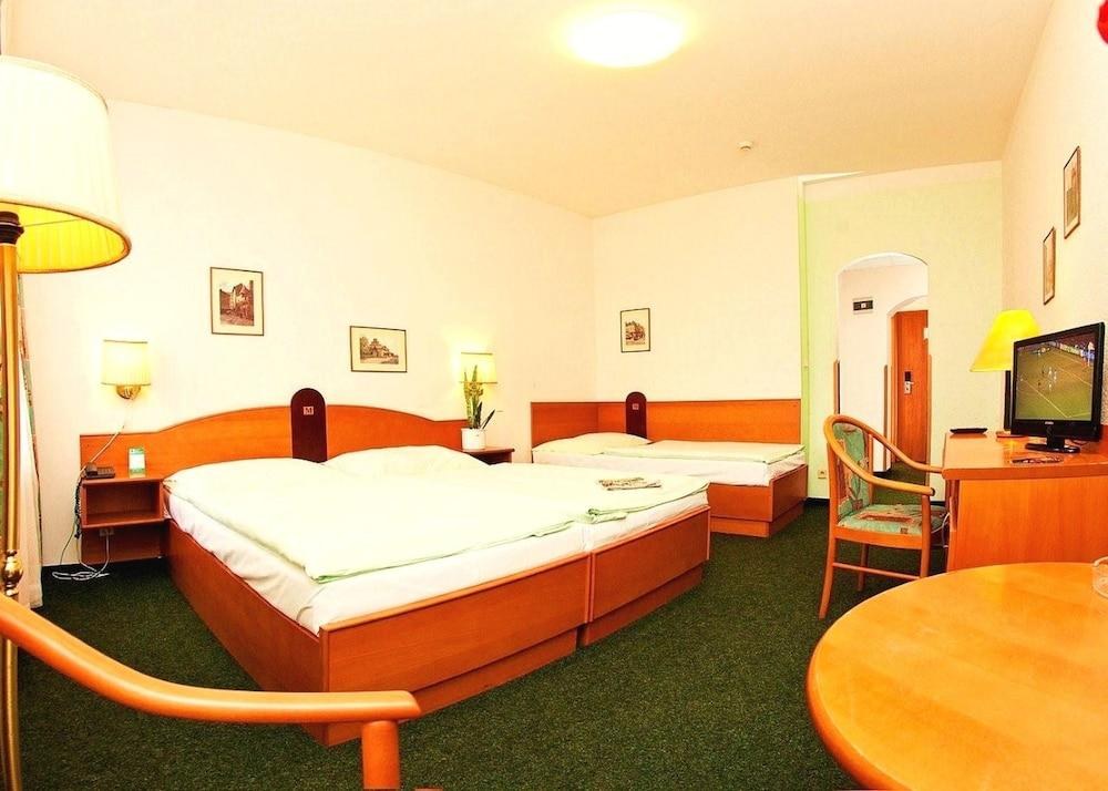 HOTEL MERKUR photo 2