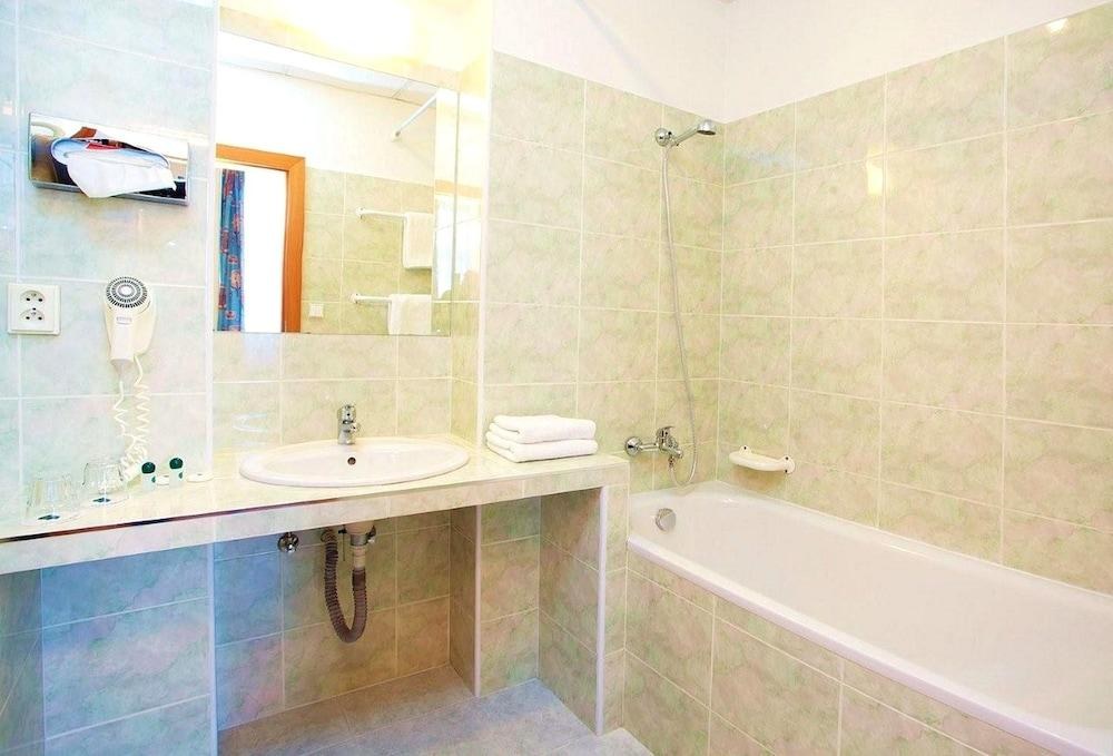 HOTEL MERKUR photo 4