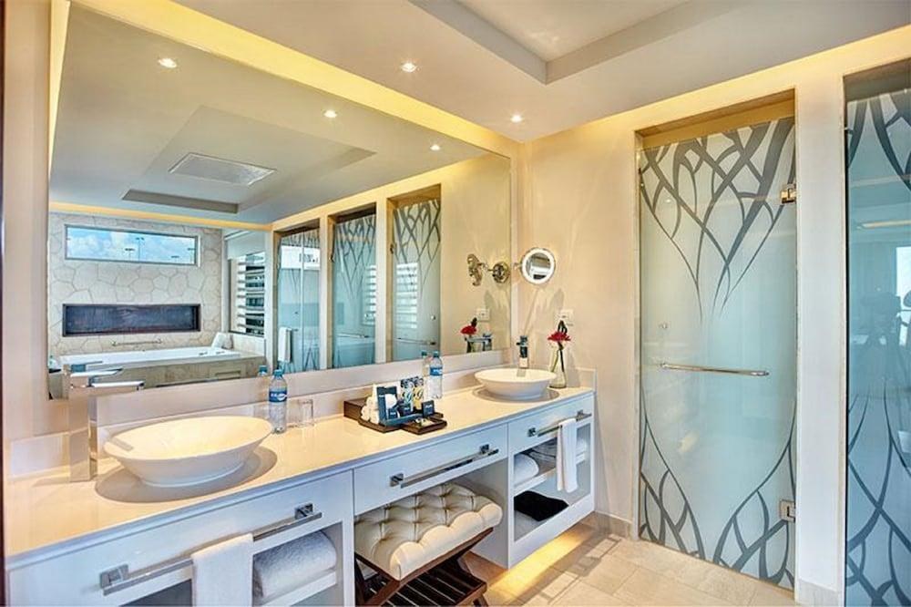 Royalton Riviera Cancun, An Autograph Collection All-Inclusive Resort & Casino photo 4