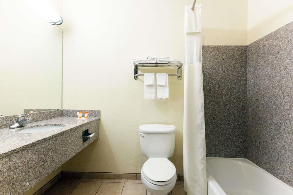 DAYS INN BY WYNDHAM SAN ANTONIO AT PALO ALTO photo 4