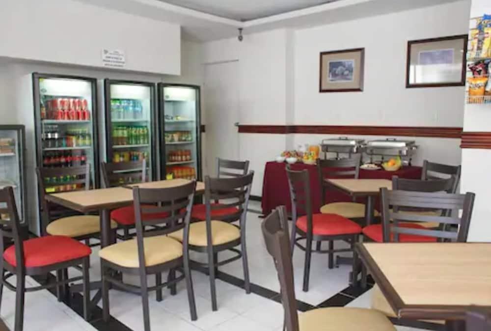 Hotel Fiesta Versalles photo 2