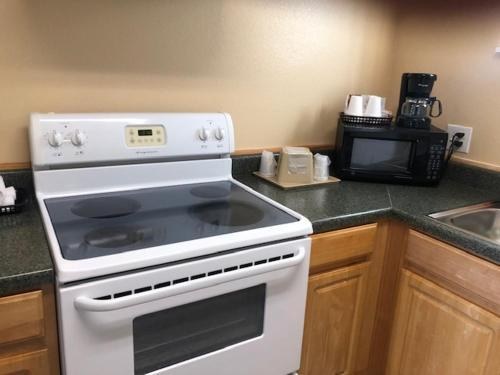 PINN ROAD INN AND SUITES photo 4