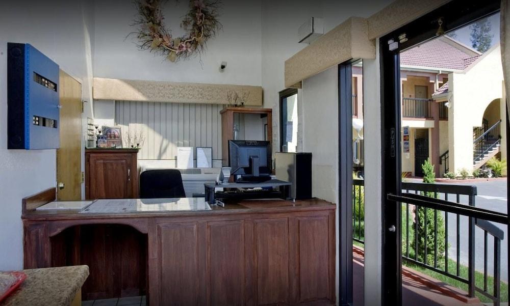 AMERICAS BEST VALUE INN MOUNTAIN VIEW photo 2