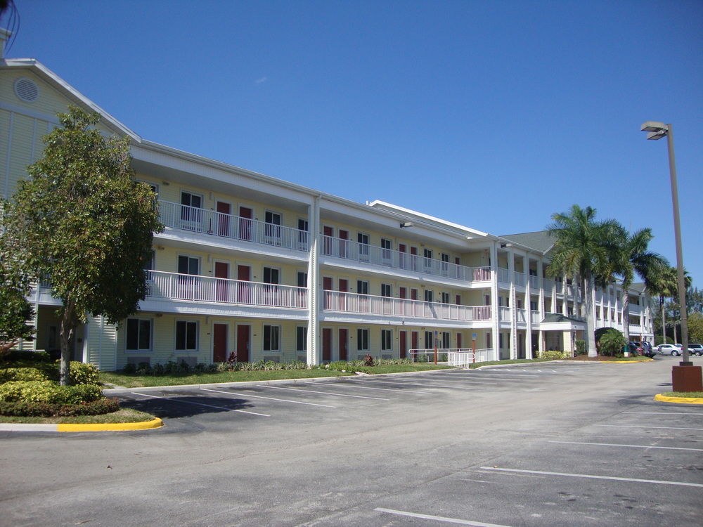 HomeTowne Studios by Red Roof Fort Lauderdale