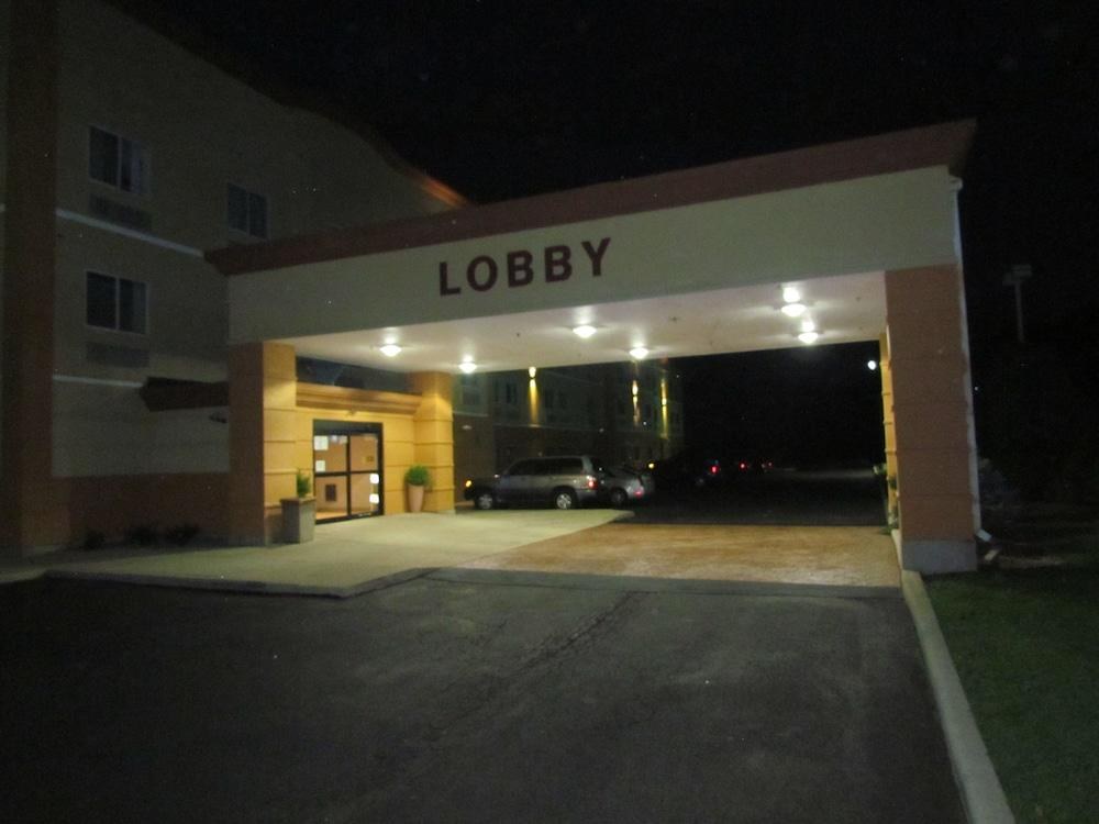 Ramada by Wyndham Glendale Heights/Lombard photo 2