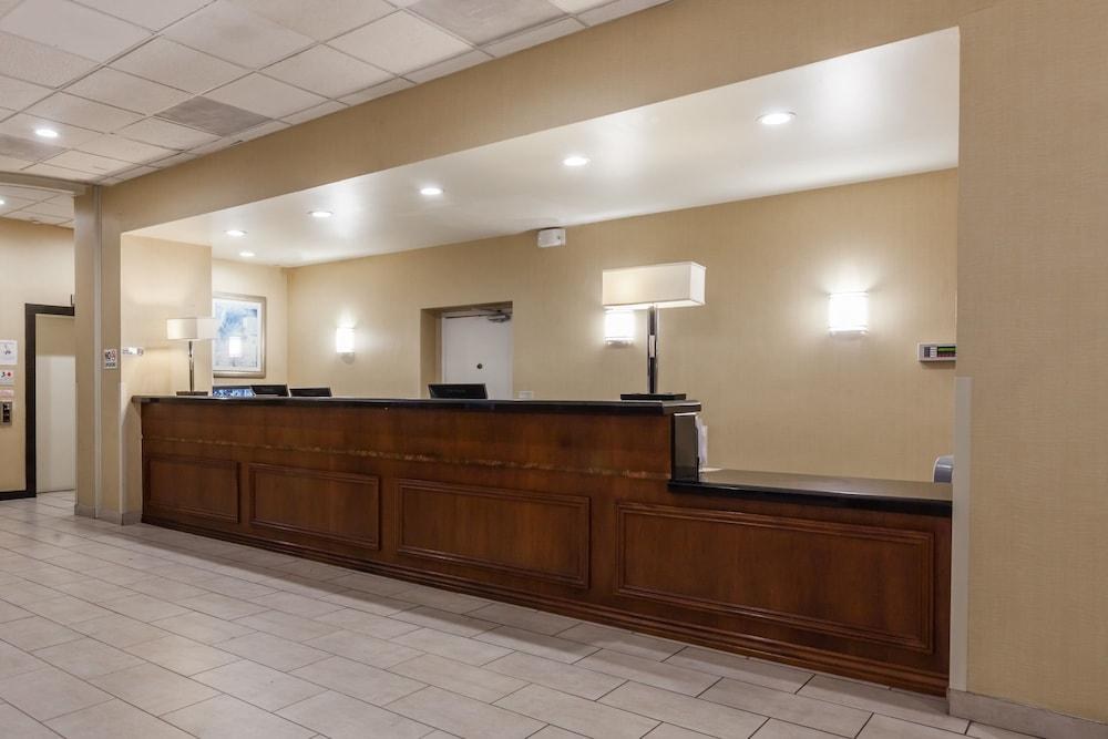 Ramada by Wyndham San Diego National City photo 3