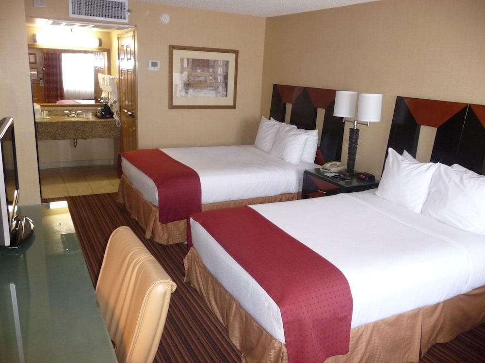 Ramada by Wyndham San Diego National City photo 4