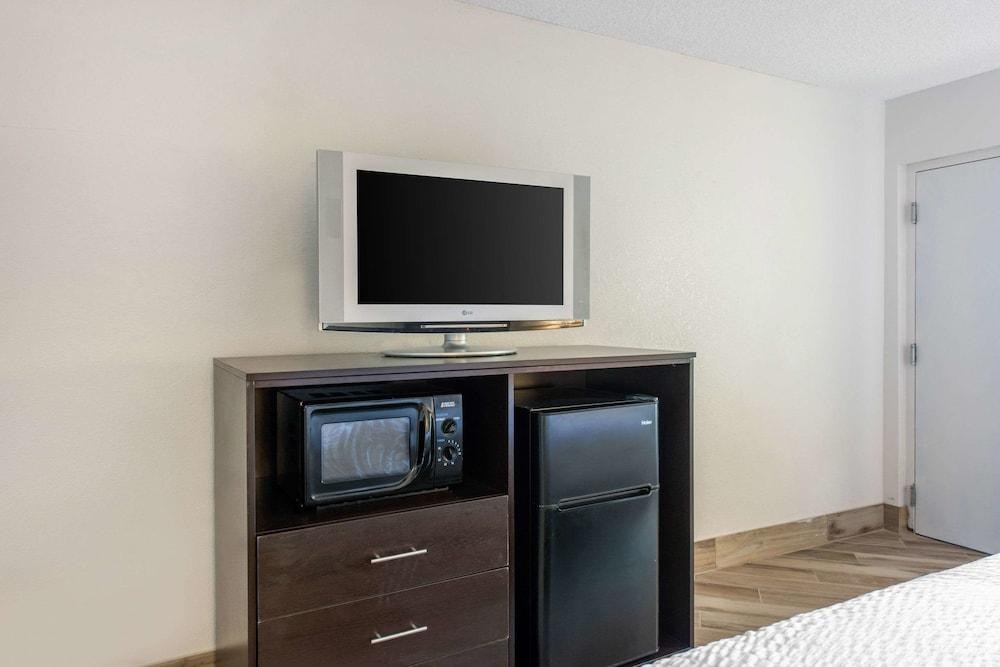 Clarion Inn & Suites Kissimmee-Lake Buena Vista South photo 3