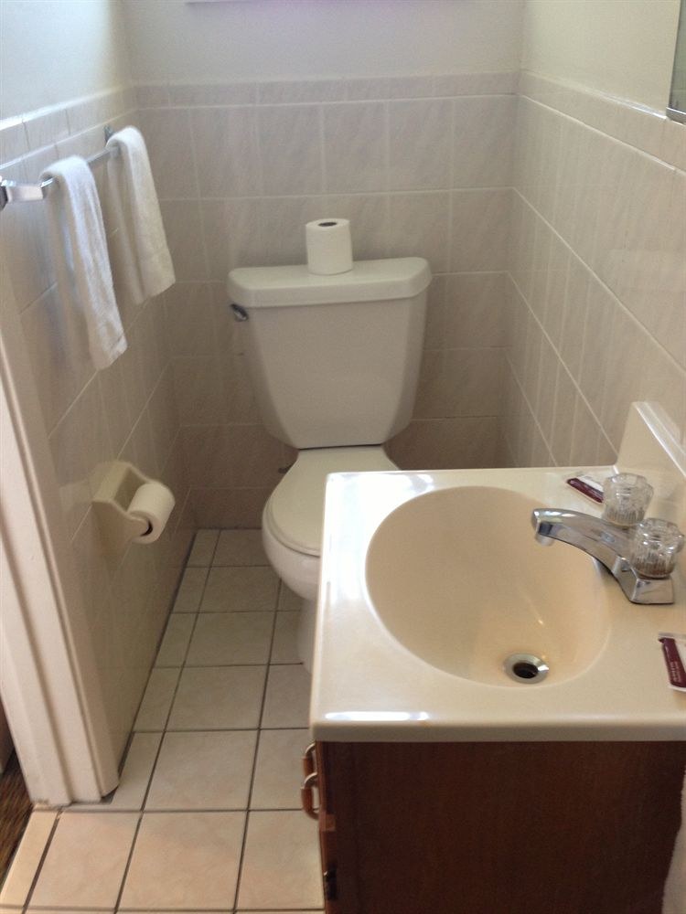 DELUXE INN photo 1