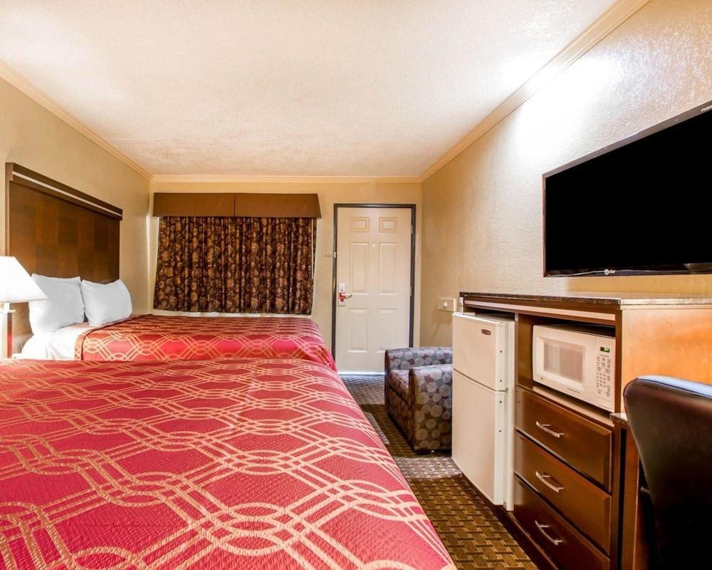 ECONO LODGE LEMON GROVE photo 2