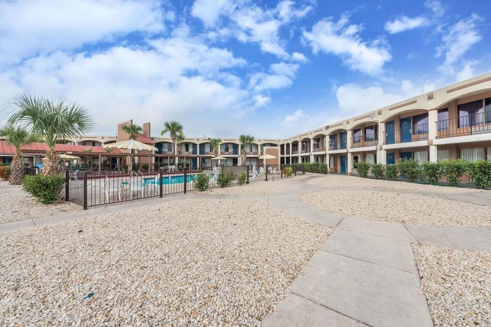 DAYS INN SAN ANTONIO SPLASHTOWN / ATT CENTER photo 2