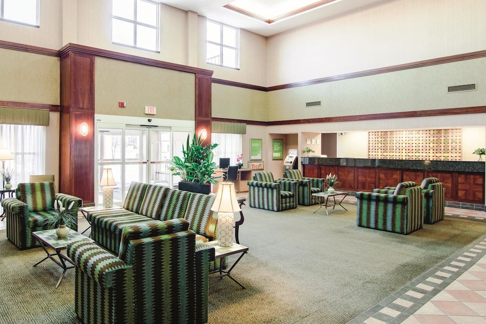 La Quinta Inn & Suites by Wyndham Bannockburn-Deerfield photo 1