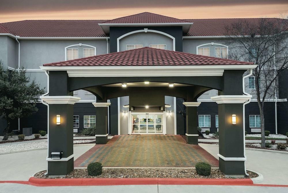 LA QUINTA INN & SUITES BY WYNDHAM SAN ANTONIO THE DOMINION photo 2