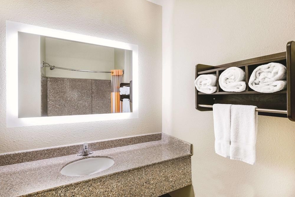 LA QUINTA INN & SUITES BY WYNDHAM SAN ANTONIO THE DOMINION photo 4