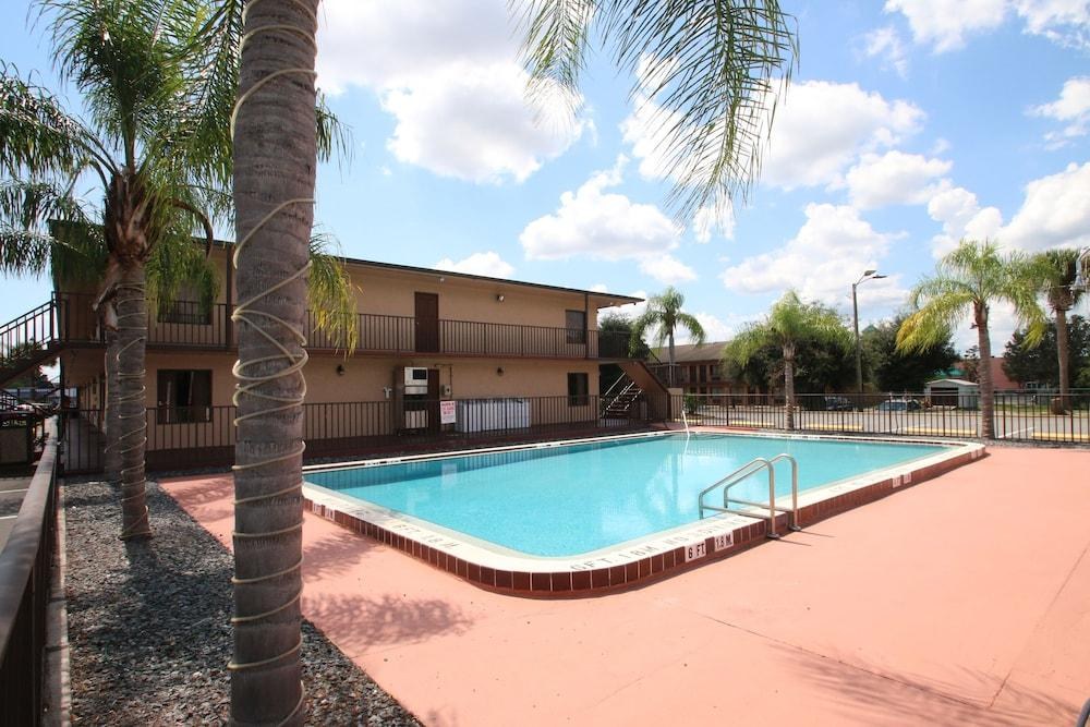 Days Inn by Wyndham Kissimmee West photo 2