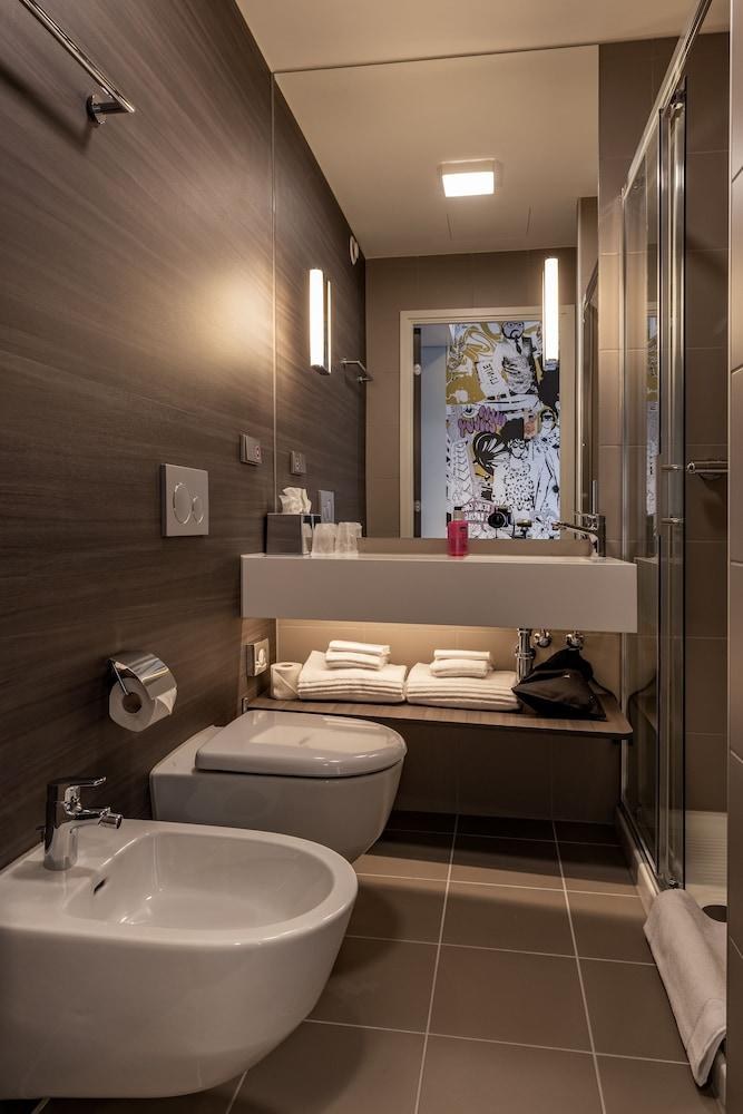 MOXY EDINBURGH AIRPORT photo 3