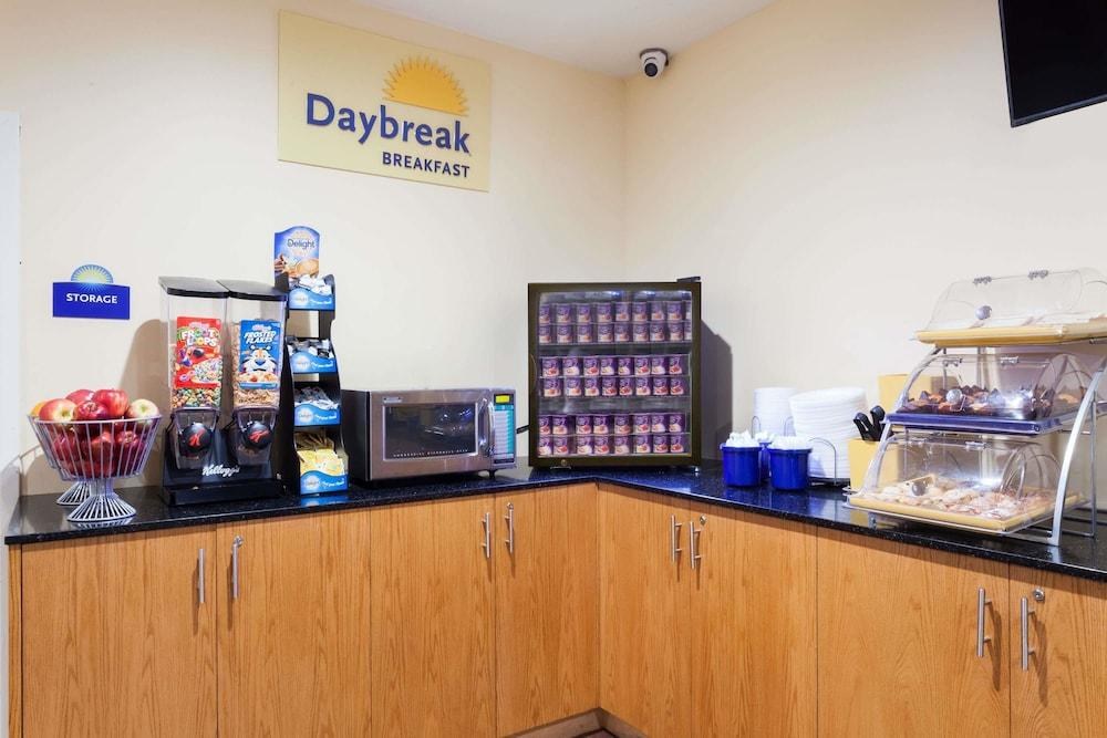 Days Inn by Wyndham Brooklyn Crown Heights photo 1