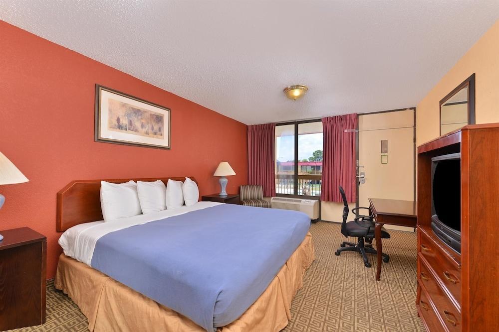 AMERICAS BEST VALUE INN & SUITES - DOWNTOWN photo 1