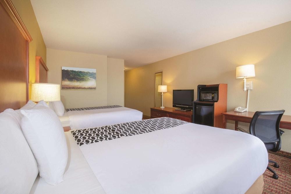 La Quinta Inn & Suites by Wyndham Bentonville photo 2