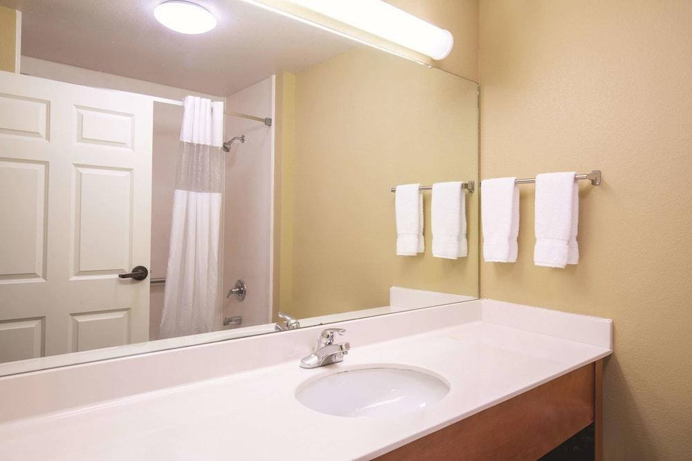 La Quinta Inn & Suites by Wyndham Bentonville photo 3