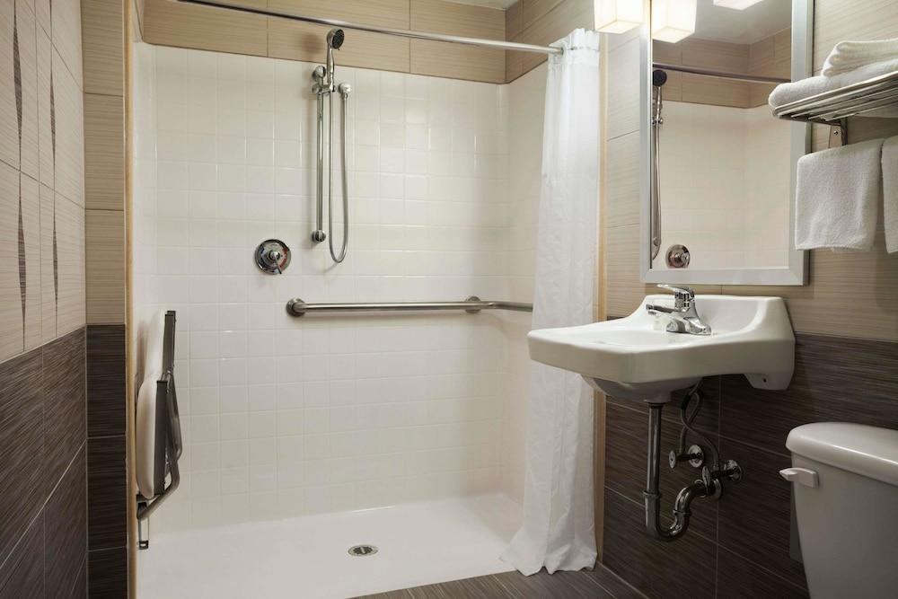 Super 8 by Wyndham Bronx photo 3