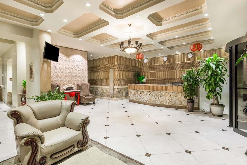 Ramada by Wyndham Flushing Queens photo 1