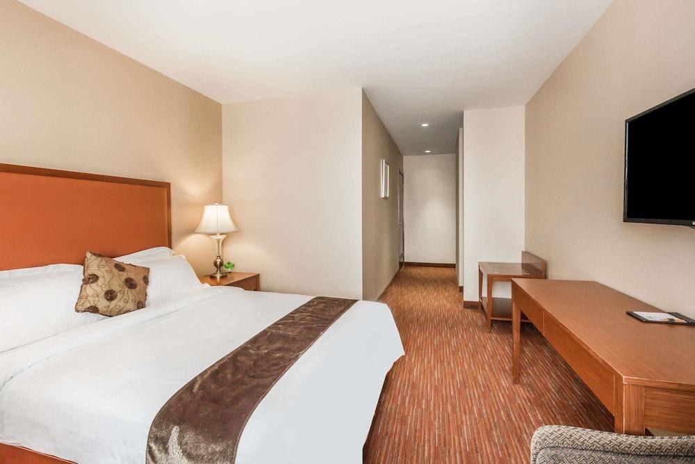 Ramada by Wyndham Flushing Queens photo 3