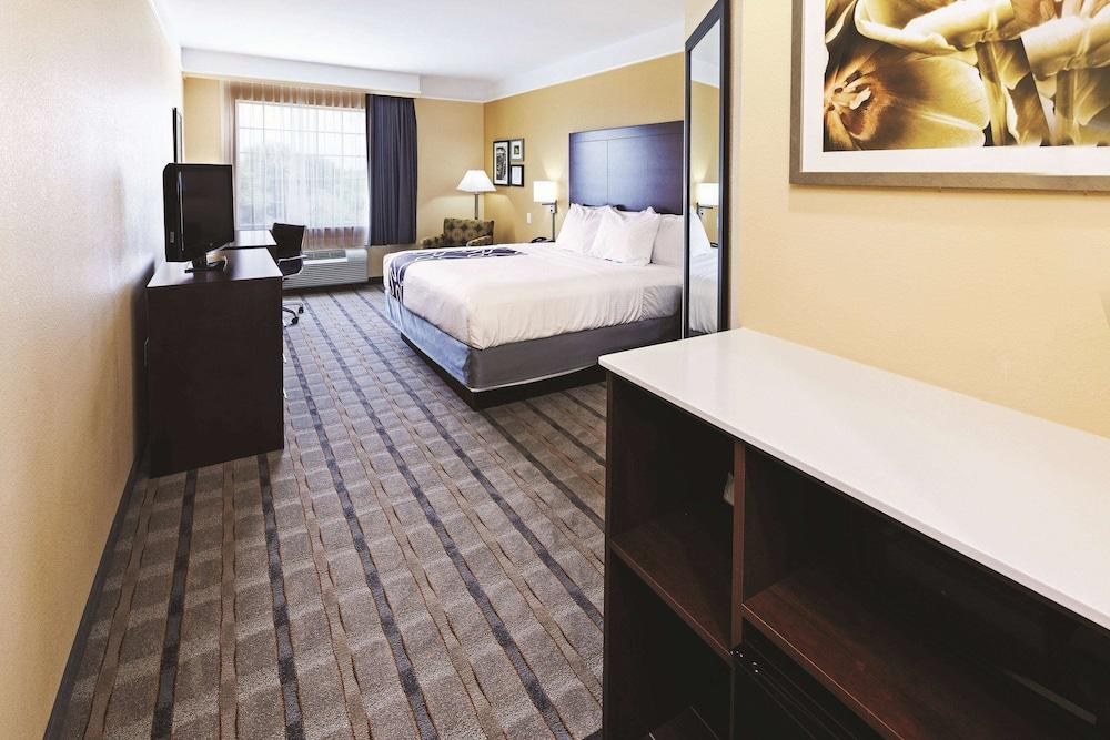 La Quinta Inn & Suites by Wyndham Houston NW Beltway8/WestRD photo 2