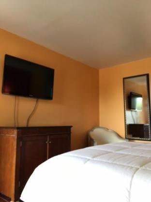 CROWN MOTEL photo 1