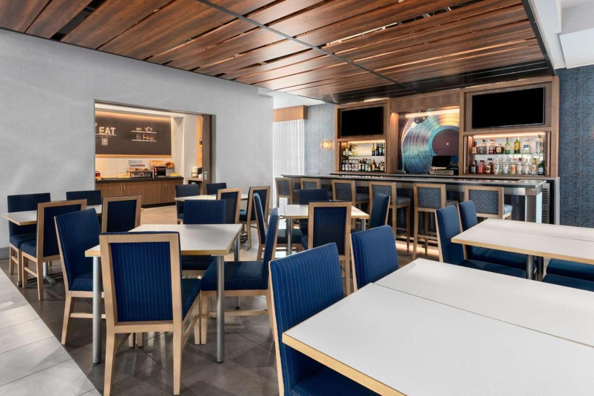 Hampton Inn by Hilton Nashville Airport Century Place photo 4