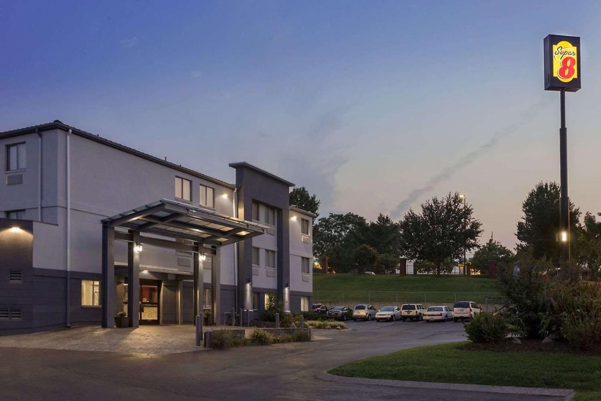 Super 8 by Wyndham Nashville Airport North