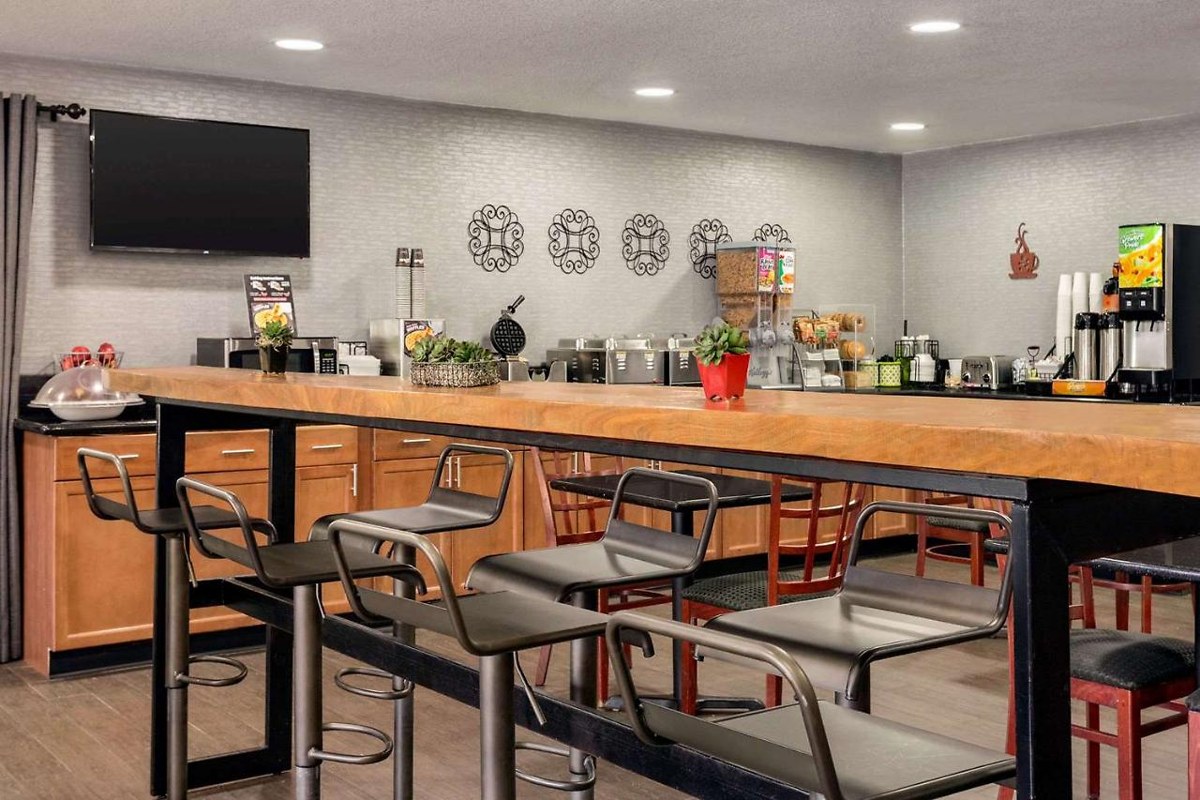 Super 8 by Wyndham Nashville Airport North photo 1