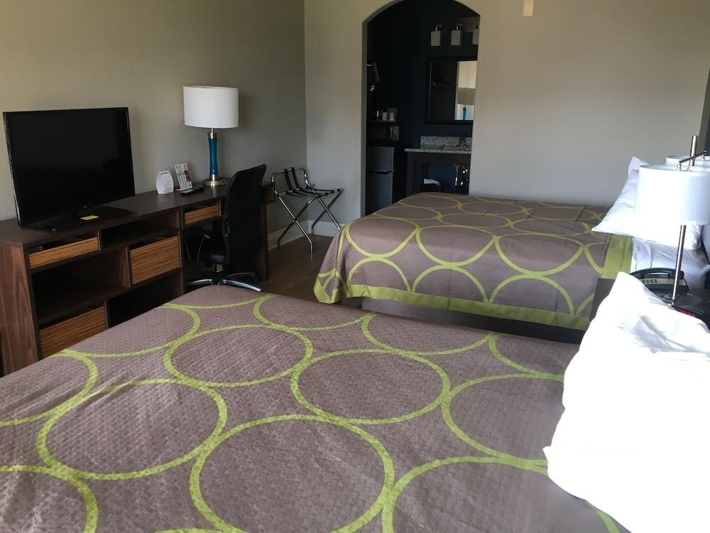 Super 8 by Wyndham San Antonio Near Fort Sam Houston photo 1