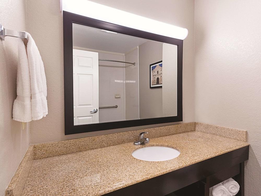 La Quinta Inn & Suites by Wyndham San Antonio Northwest photo 3