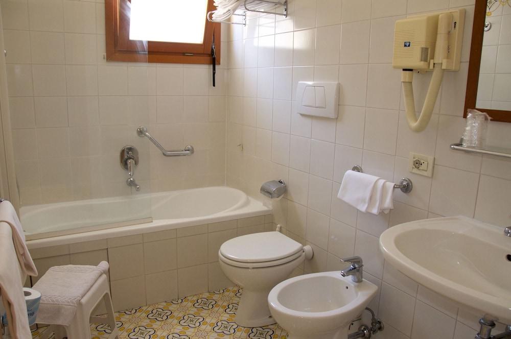 HOTEL TIRRENIA photo 4