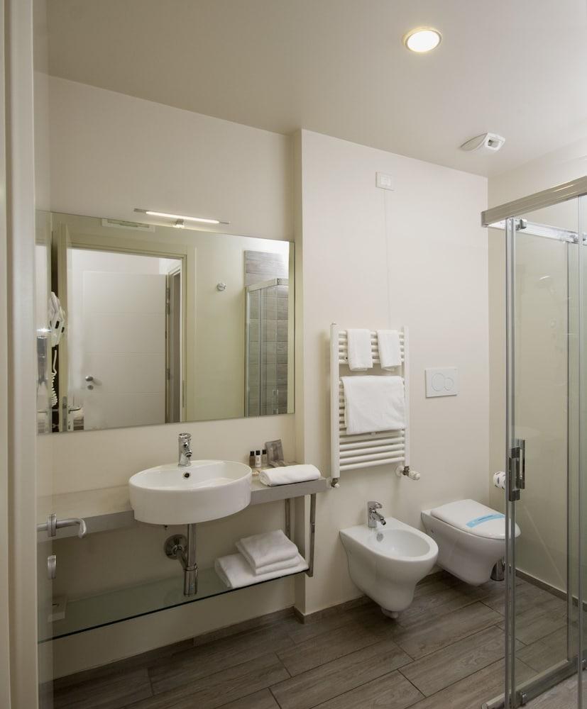 L'Hotel photo 4
