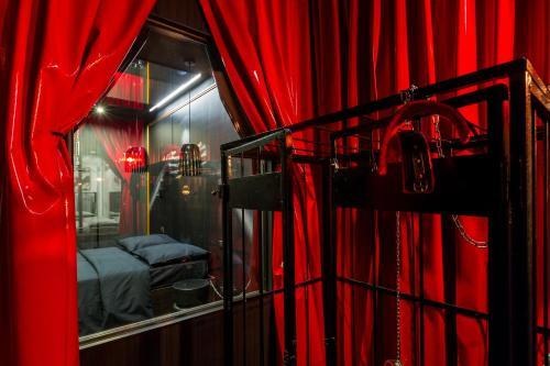 Love Hôtel avec nuit insolite au Dandy et Jacuzzi privatisé photo 1
