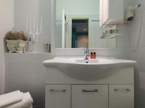 with FREE PARKING - con Parcheggio incluso - The Boheme Navigli - Quiet & comfy vintage Junior Suite photo 2