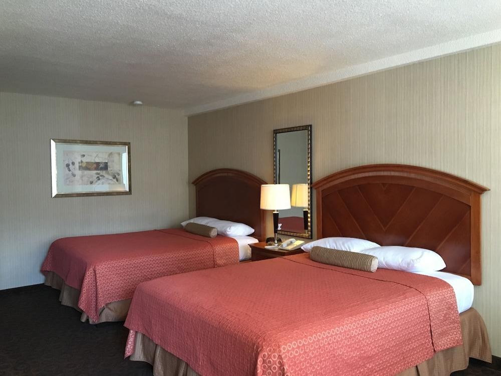 Royal Pacific Motor Inn photo 2