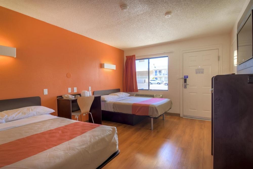 Motel 6 Las Vegas, NV - I-15 photo 2