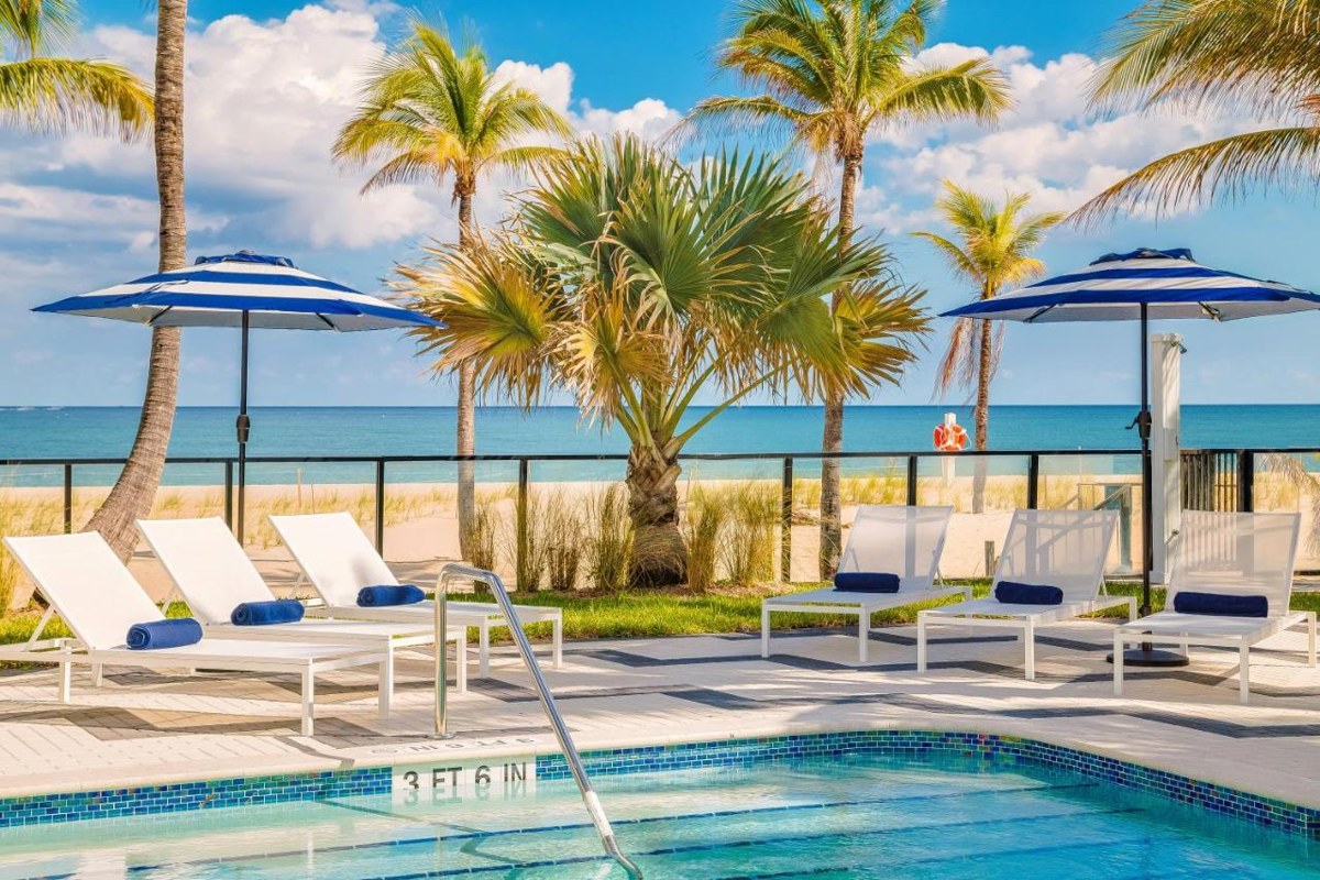 PLUNGE BEACH RESORT