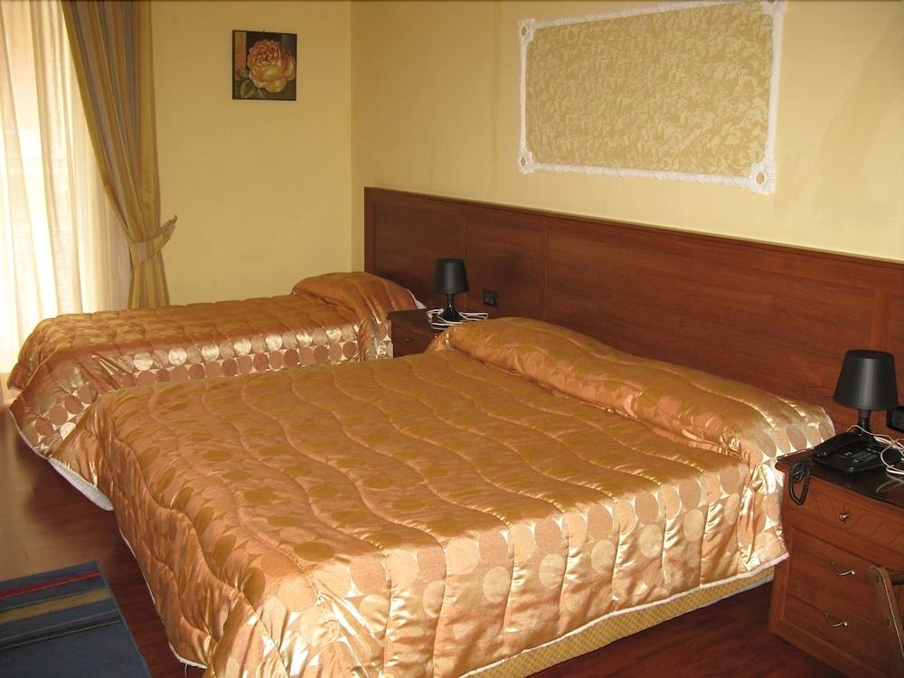 Hotel Iris photo 1