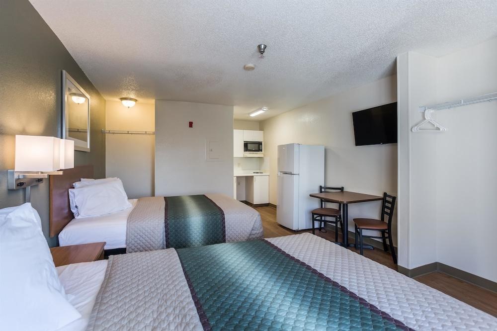 HomeTowne Studios by Red Roof Nashville - Airport/Briley Pkwy photo 2