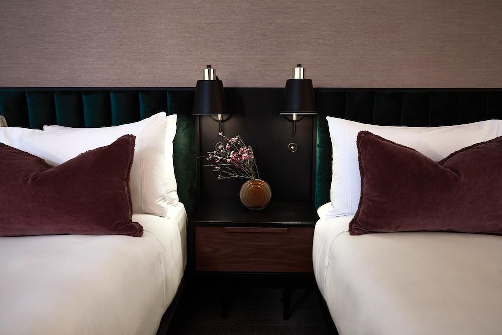 FAIRLANE HOTEL