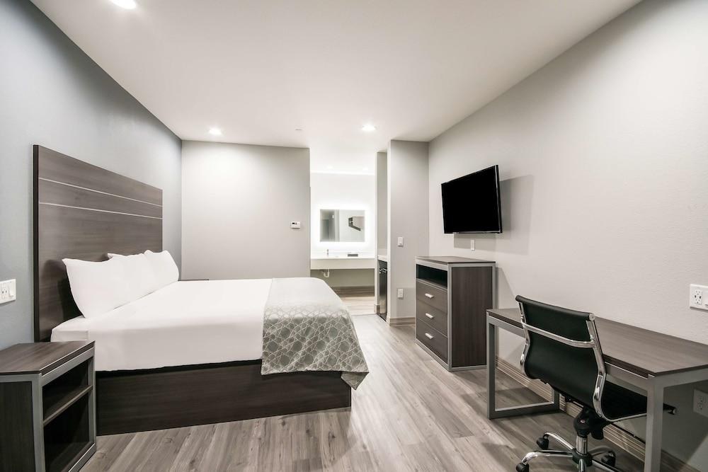 AMERICAS BEST VALUE INN & SUITES NORTHEAST HOUSTON I-610 photo 1