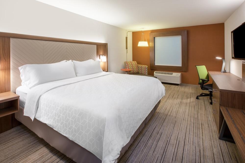 Holiday Inn Express & Suites Memorial ¿ CityCentre, an IHG Hotel photo 1