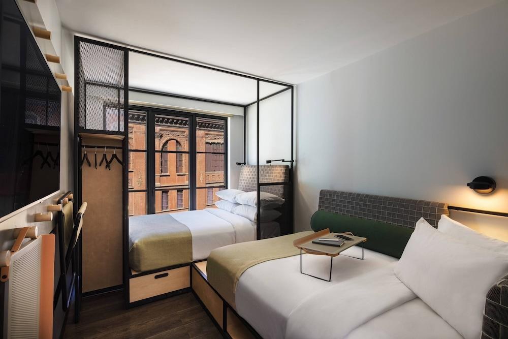 MOXY NYC EAST VILLAGE photo 2