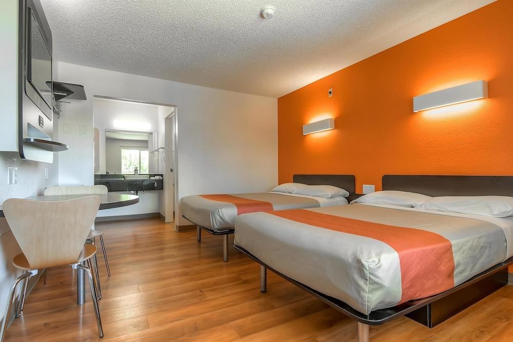 Motel 6 San Diego, CA - North photo 1